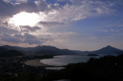 浜の向こうにそびえる青葉山