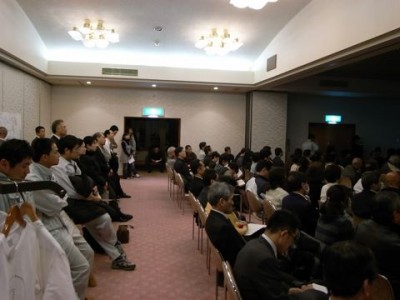 会場は満席、立ち見席も。