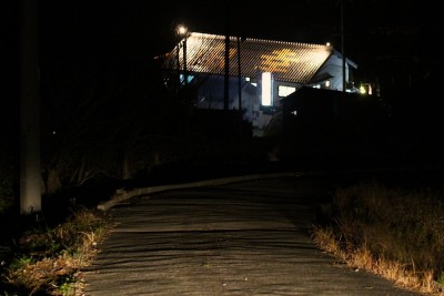 夜の集落に浮かび上がる、瓦文字!?